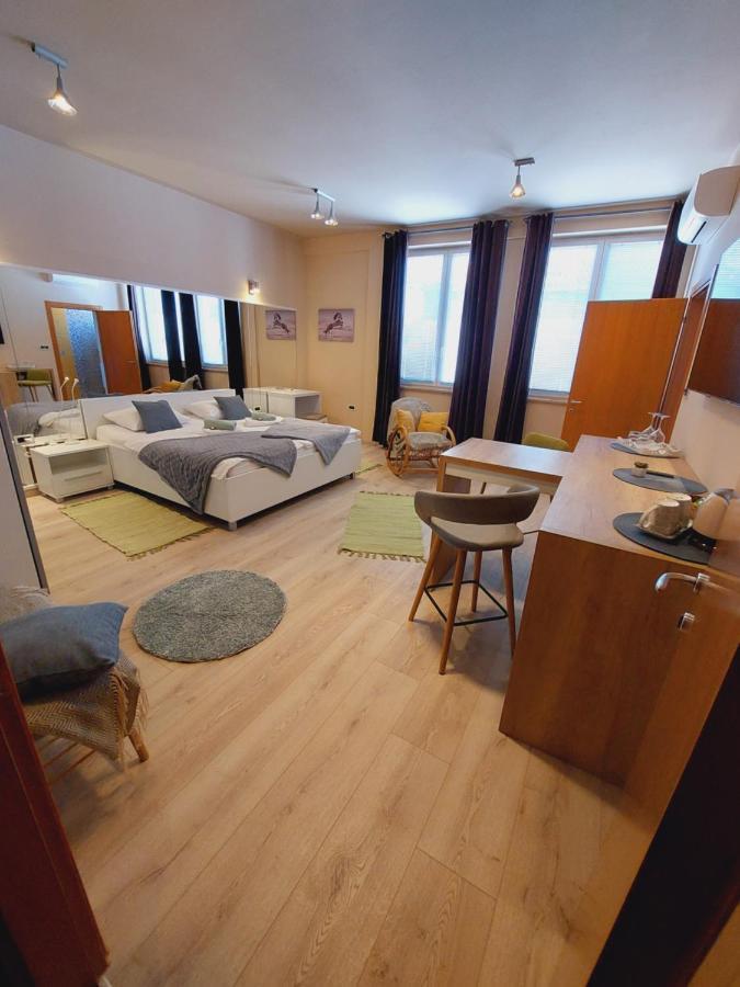 Room And Apartments Antea 로비니 외부 사진