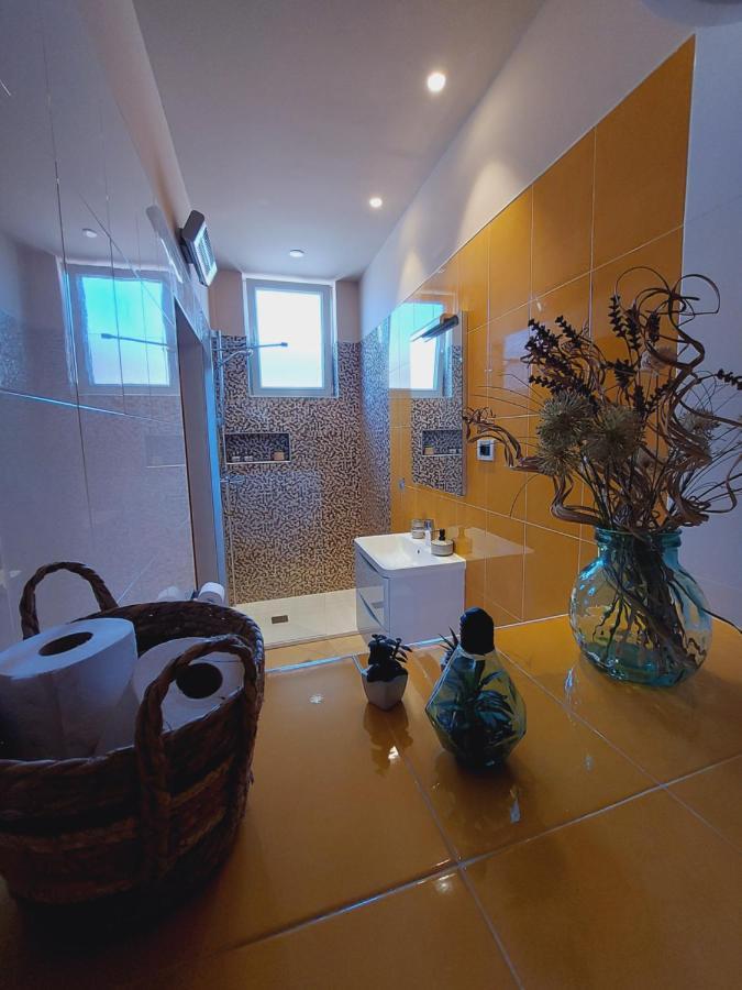 Room And Apartments Antea 로비니 외부 사진