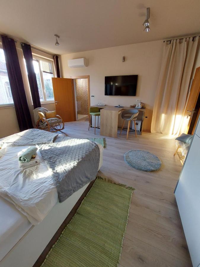Room And Apartments Antea 로비니 외부 사진