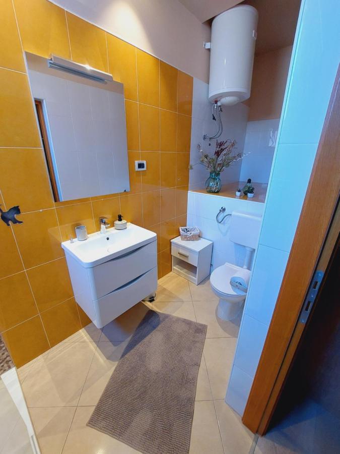 Room And Apartments Antea 로비니 외부 사진